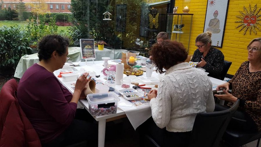 Mozaiëkworkshops in de kleurrijke serre